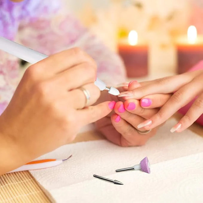 NAIL CARE BUNDLE - Strengthening treatment and nourishing cuticle care
